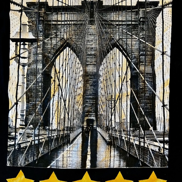 Graphic Tee of Brooklyn Bridge Size: M - Picture 2 of 5